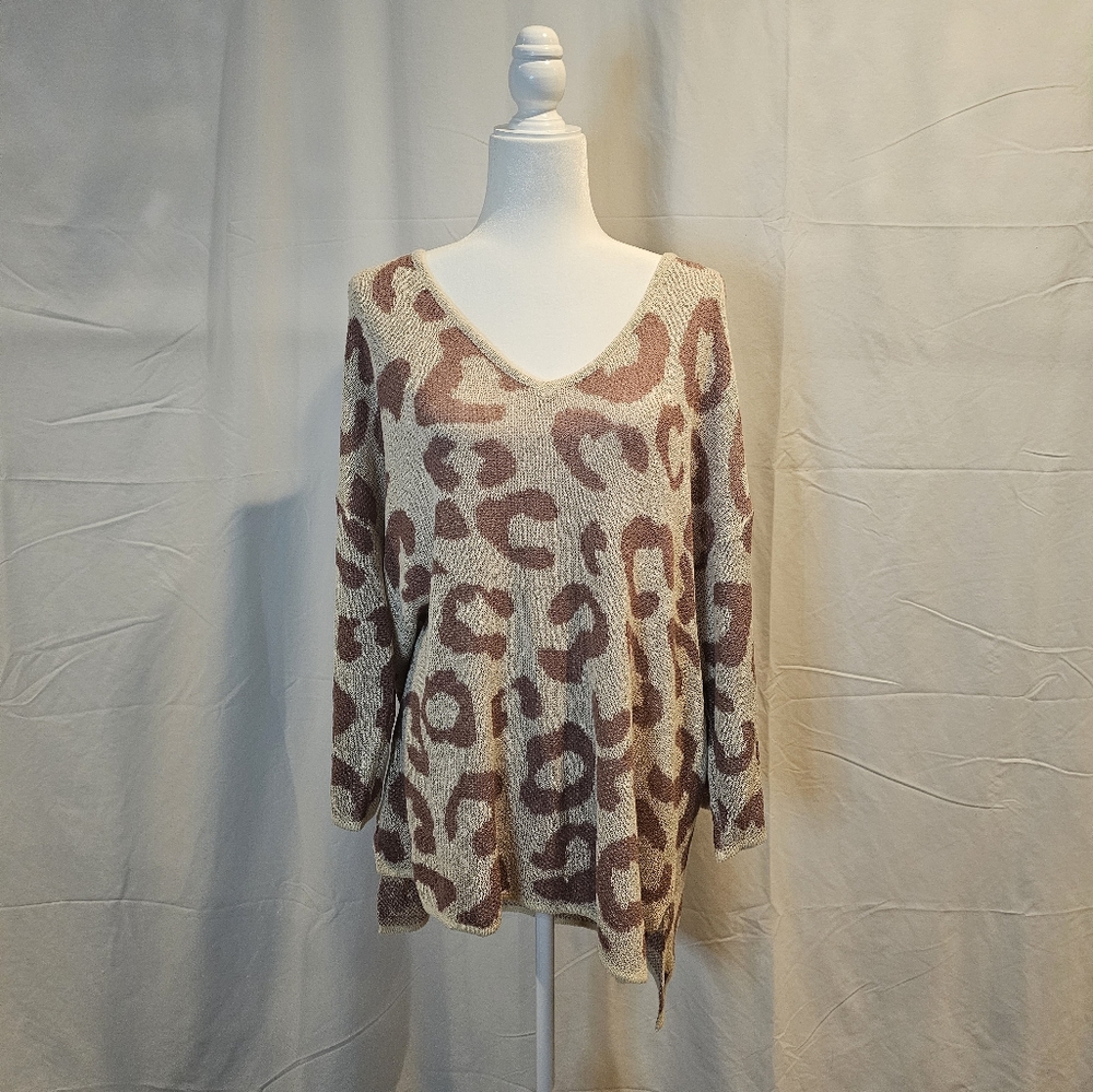Andthewhy Leopard Print V-Neck‎ Sweater Size S/M